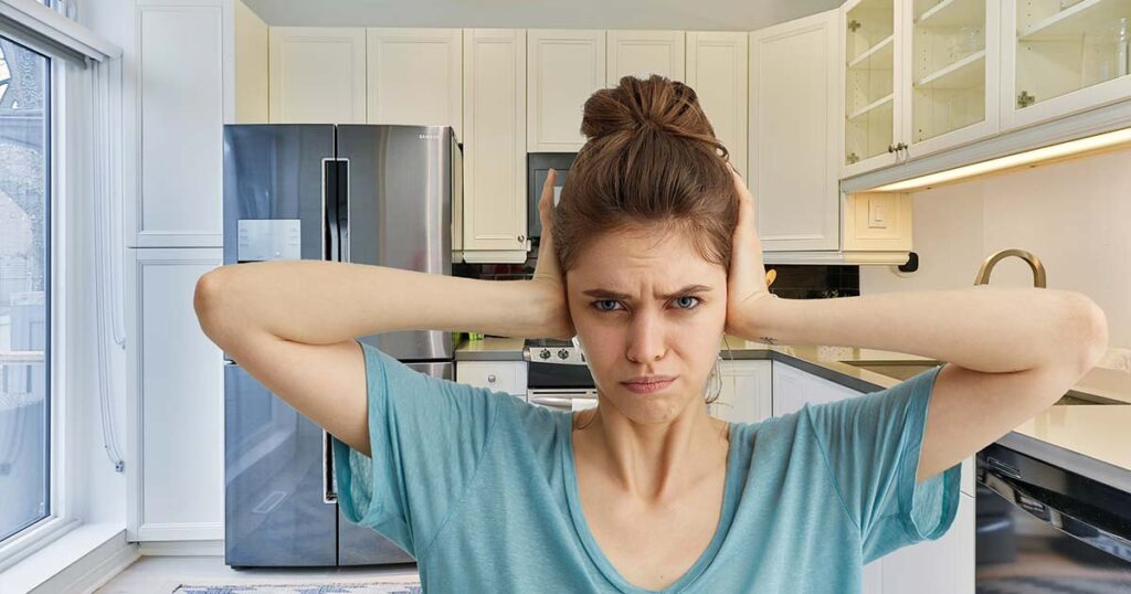 Холодильник шумит и вибрирует: как определить источник проблемы и что можно исправить самому