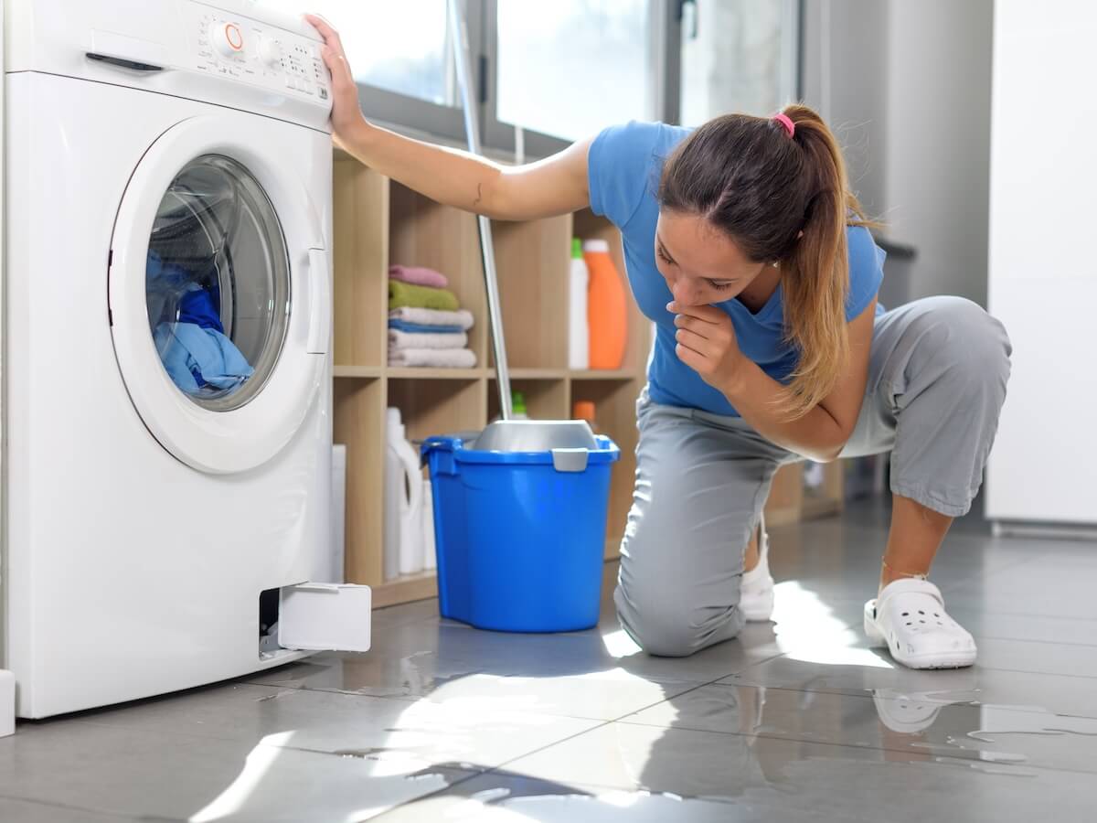 Из стиральной машины течет вода